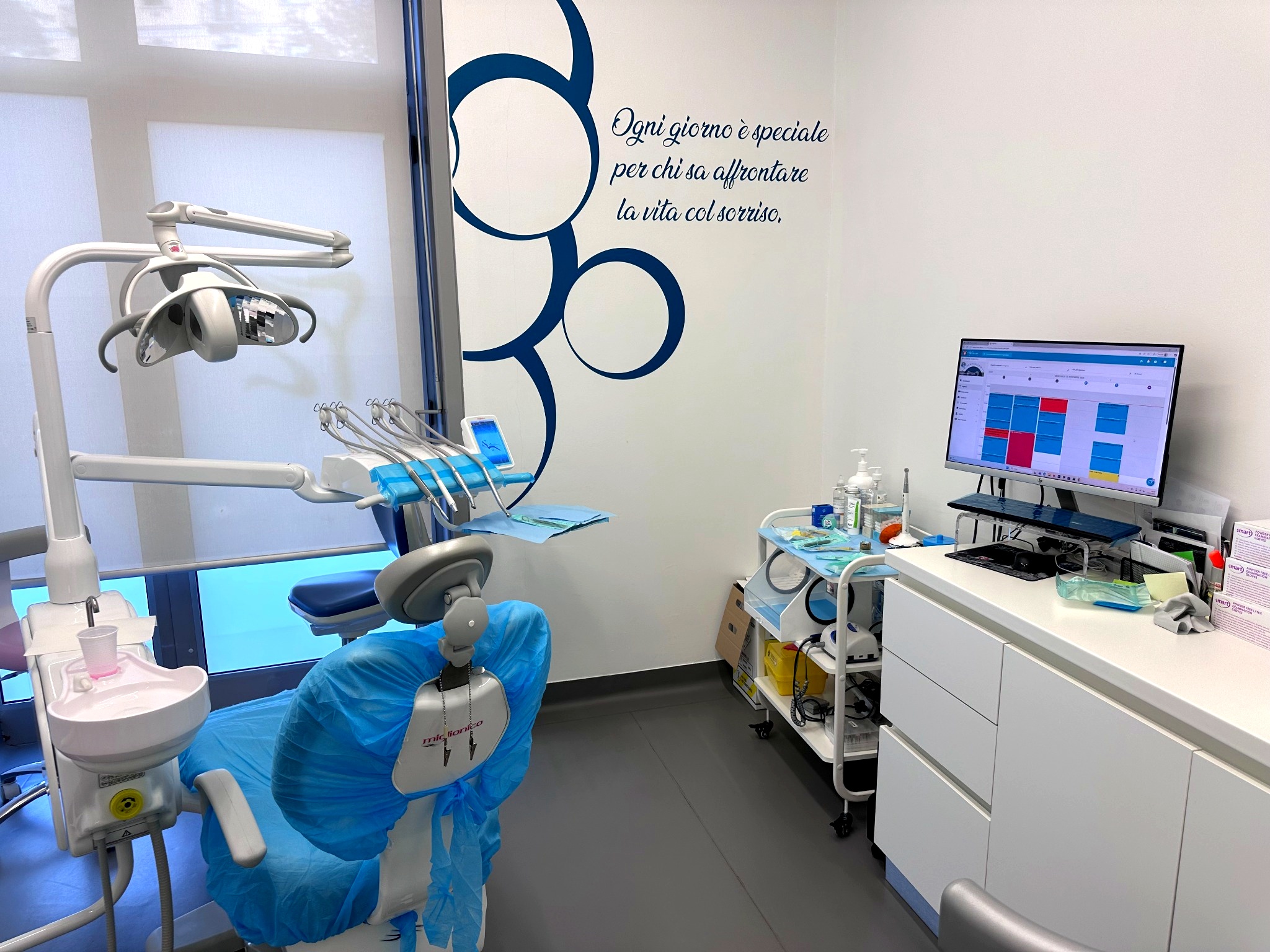 Dettaglio della sala d’attesa di FZ Dental Team a Torino con sedie e tavolino in vetro