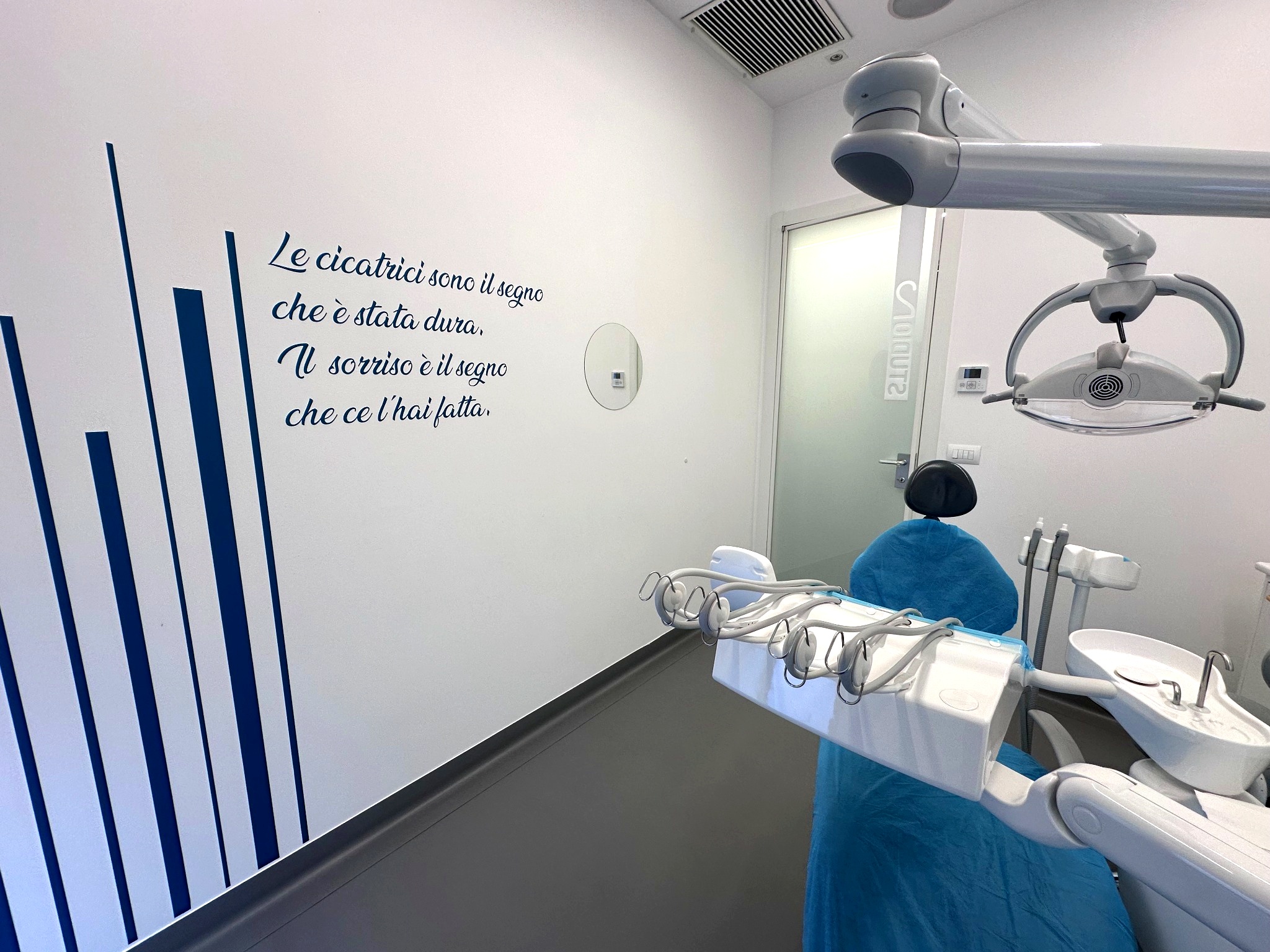 Dettaglio riunito odontoiatrico e frase Le cicatrici sono il segno che è stata dura nello studio FZ Dental Team a Torino