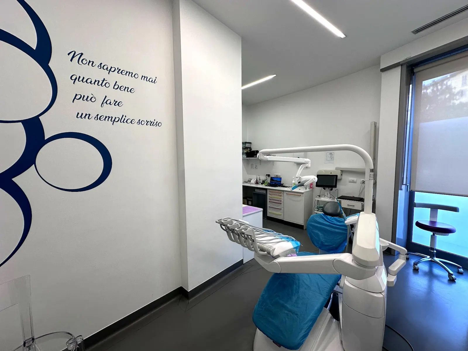 Dettaglio sala operativa con frase Non sapremo mai quanto bene può fare un semplice sorriso, studio dentistico FZ Dental Team a Torino