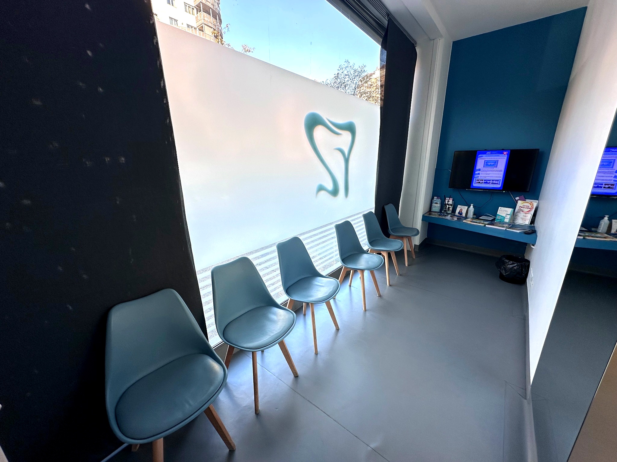 Sala operativa dello studio dentistico FZ Dental Team a Torino con frase motivazionale sul sorriso